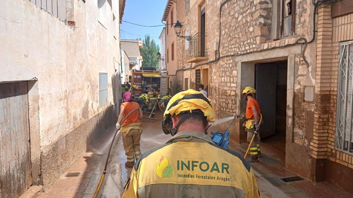 Varias unidades limpiando las calles de Letux.