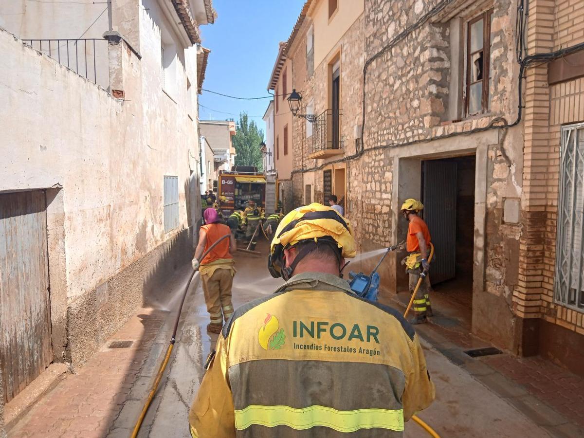 Varias unidades limpiando las calles de Letux.