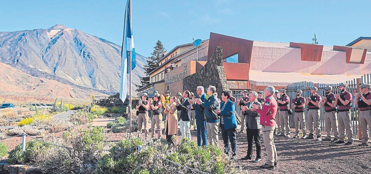 Momento de la firma de transferencias de competencias del Parque Nacional de El Teide, entre la presidenta del Cabildo, Rosa Dávila, y el consejero de Transición Ecológica y Energía, Mariano Hernández