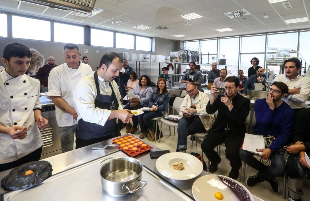 El estrella Michelín acerca a medio centenar de estudiantes y restauradores de la provincia las nuevas técnicas de la cocina molecular