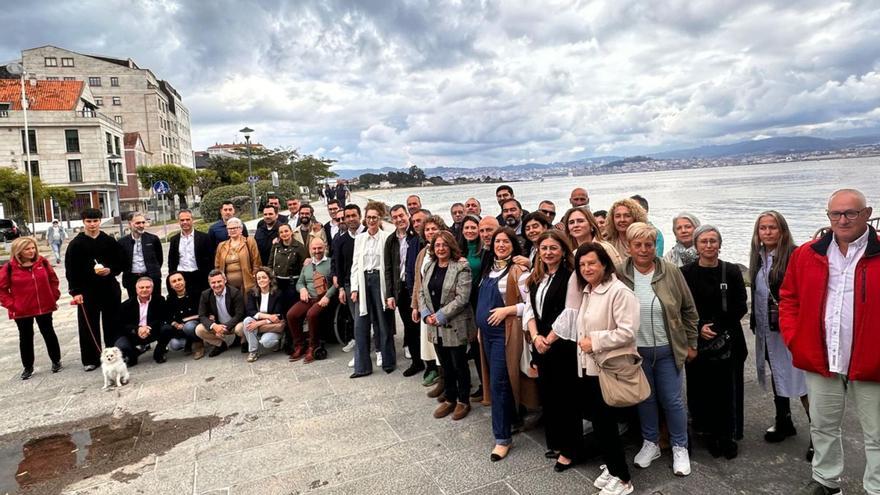 Representantes del PP provincial, cargos institucionales y militantes, arroparon ayer a la gestora que preside Loli Hermelo. | G.Núñez