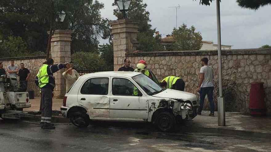 Una grúa recoge el coche accidentado en Cas Català