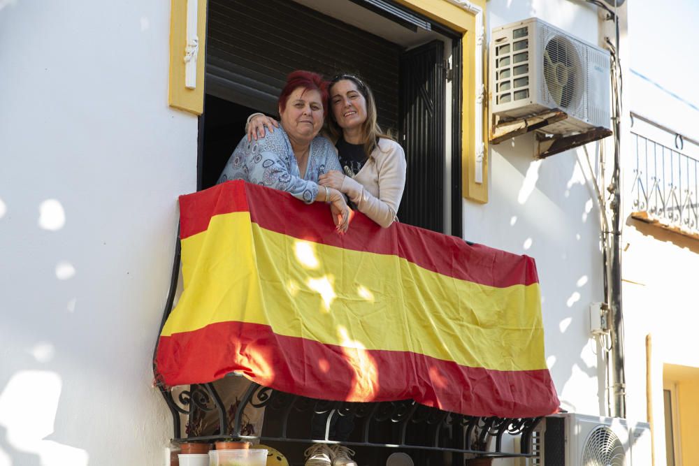 Vestas de la hermandad de Santa Cruz engalanan los balcones