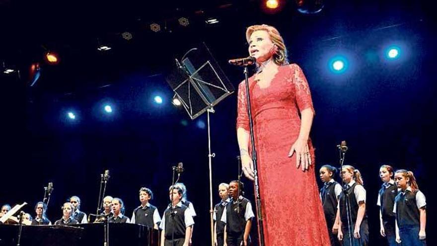 Paloma San Basilio ofreció un recital junto a Los Chicos del Coro en Trui Teatre