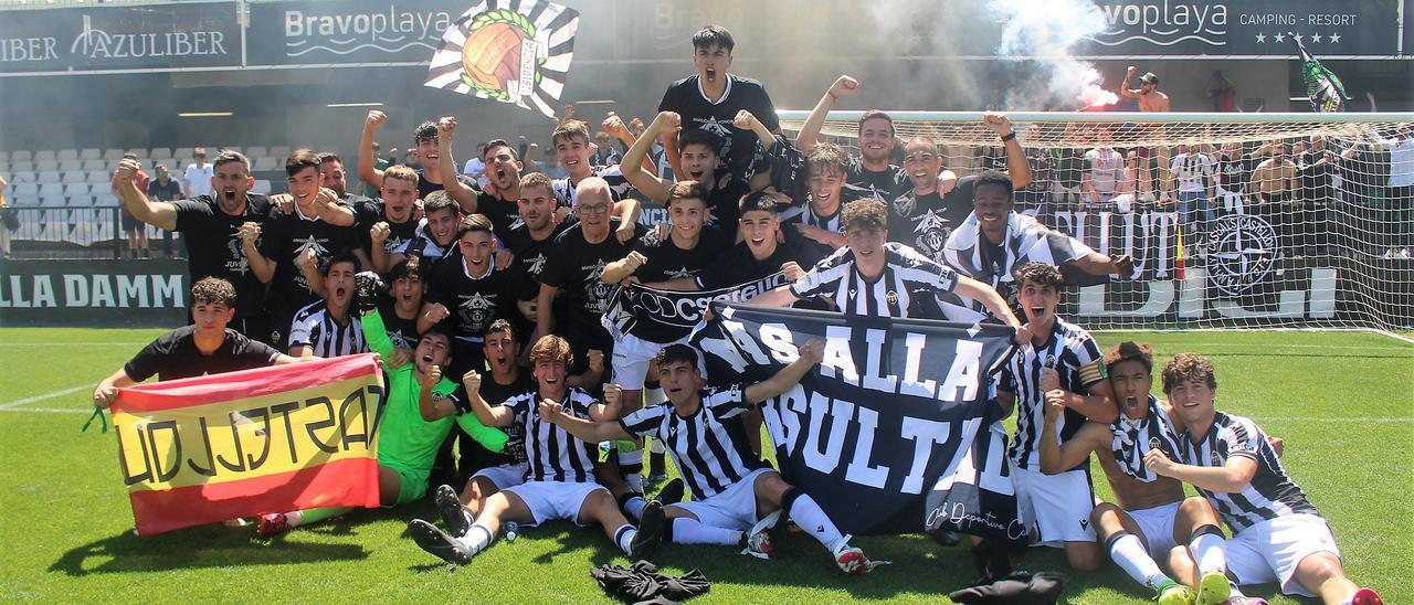 Los jugadores del Juvenil A celebran el ascenso a División de Honor en Castalia tras el encuentro frente al Torre Levante B.