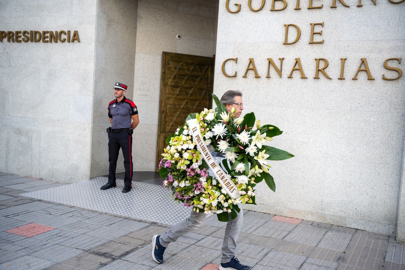 El féretro de Lorenzo Olarte llega a la Presidencia del Gobierno en Las Palmas de Gran Canaria