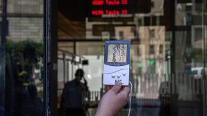 En espacios de trabajo cerrados, como oficinas o centros de atención al público, la ley establece que la temperatura debe estar comprendida entre los 17 y los 27 grados.