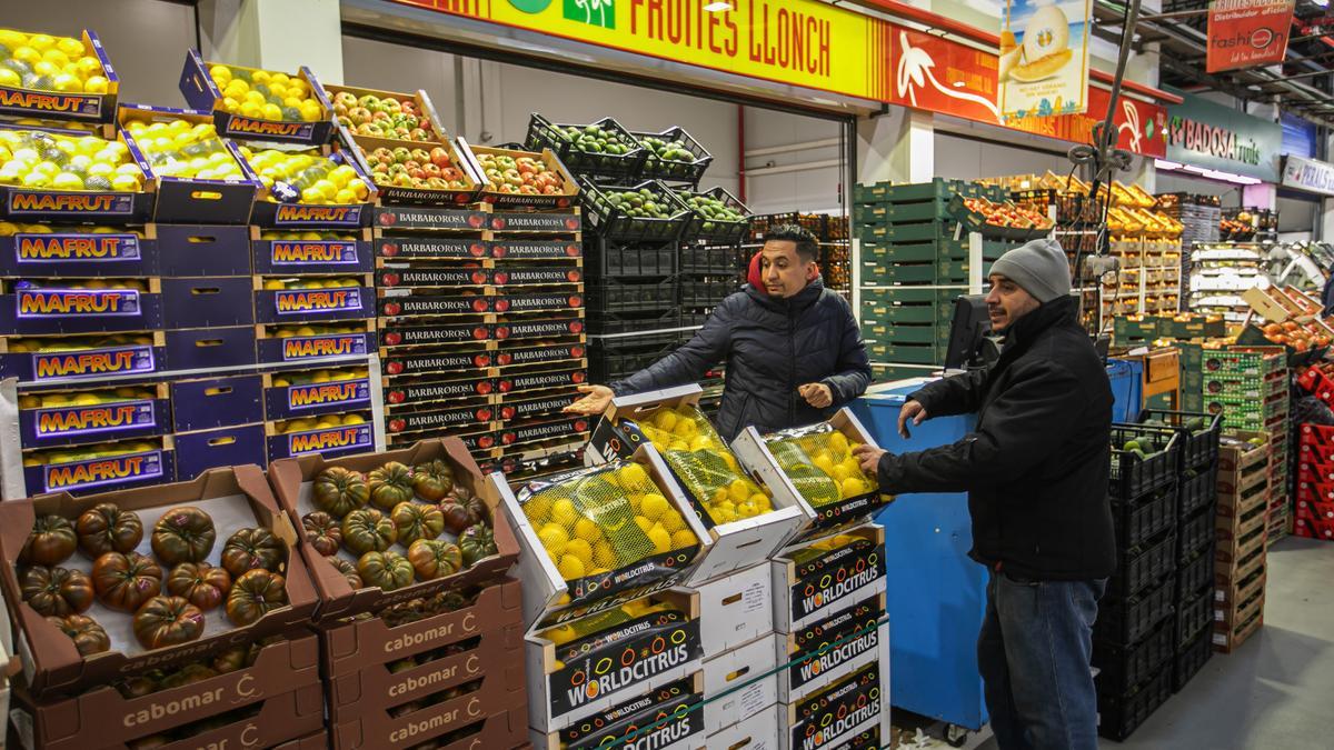 BARCELONA MERCABARNA 13-12-2022 RUEDA DE PRENSA EN MERCADONA SOBRE LOS ALIMENTOS QUE SE COMERAN ESTA NAVIDAD CARME RUSCALLEDA Y SU HIJO RAUL BALAM FOTO MARTI FRADERA