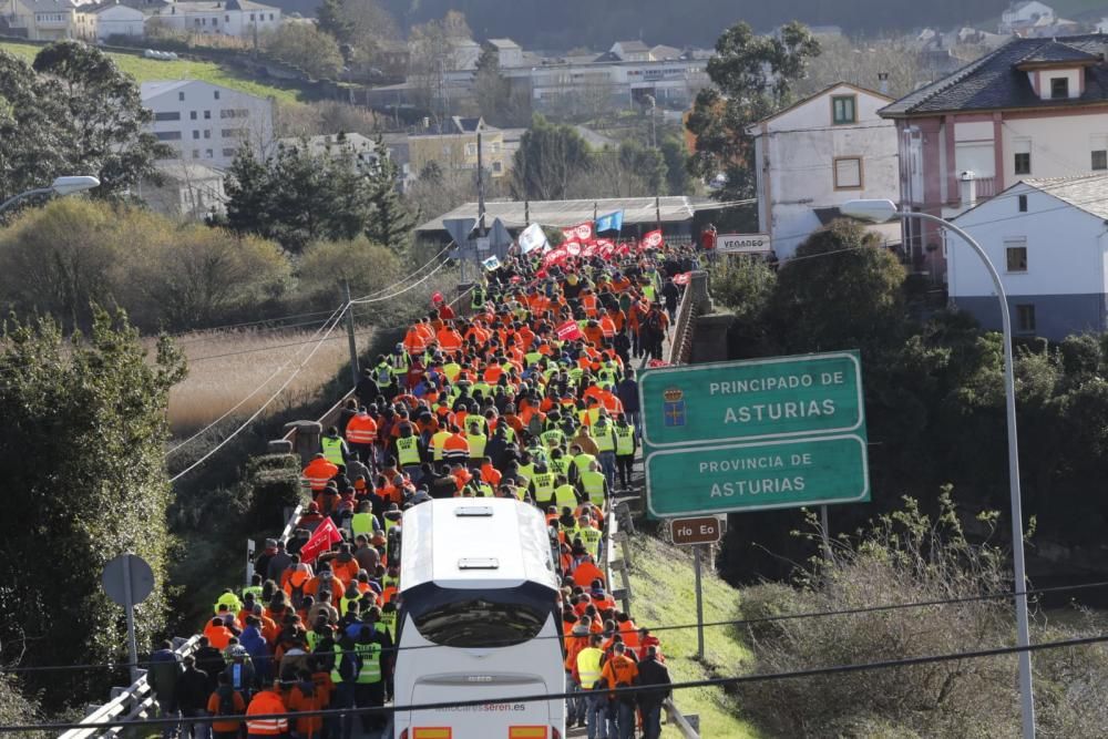 Los trabajadores de Alcoa de Asturias y Galicia se concentran en Vegadeo