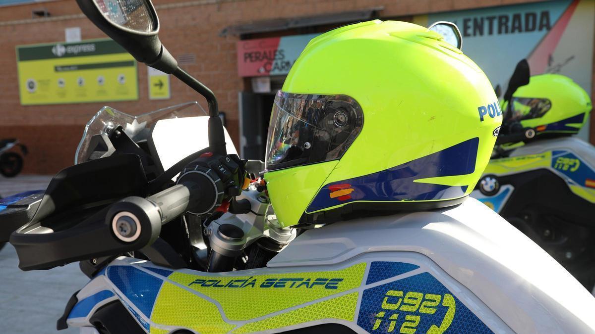 Una moto y un casco de la Policía de Getafe.