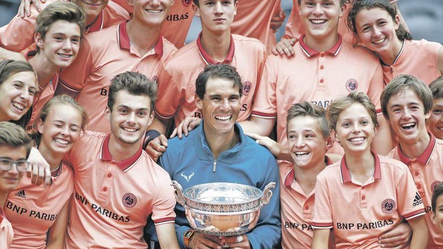 Nadal posa con los recogepelotas del torneo parisino.