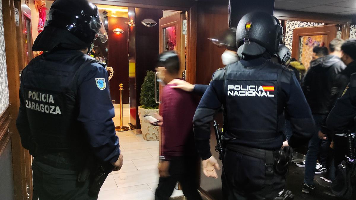 Redada policial en una discoteca de Zaragoza para identificar a miembros de bandas juveniles de origen latino.