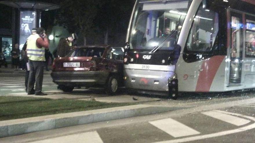 Un coche choca contra el tranvía en Pablo Ruiz Picasso