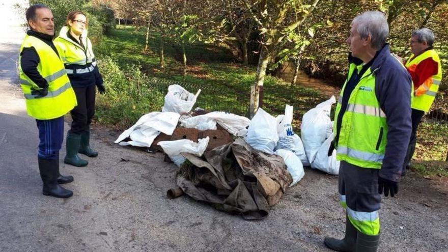 Los vecinos de Versalles participan en una iniciativa para limpiar el río Magdalena