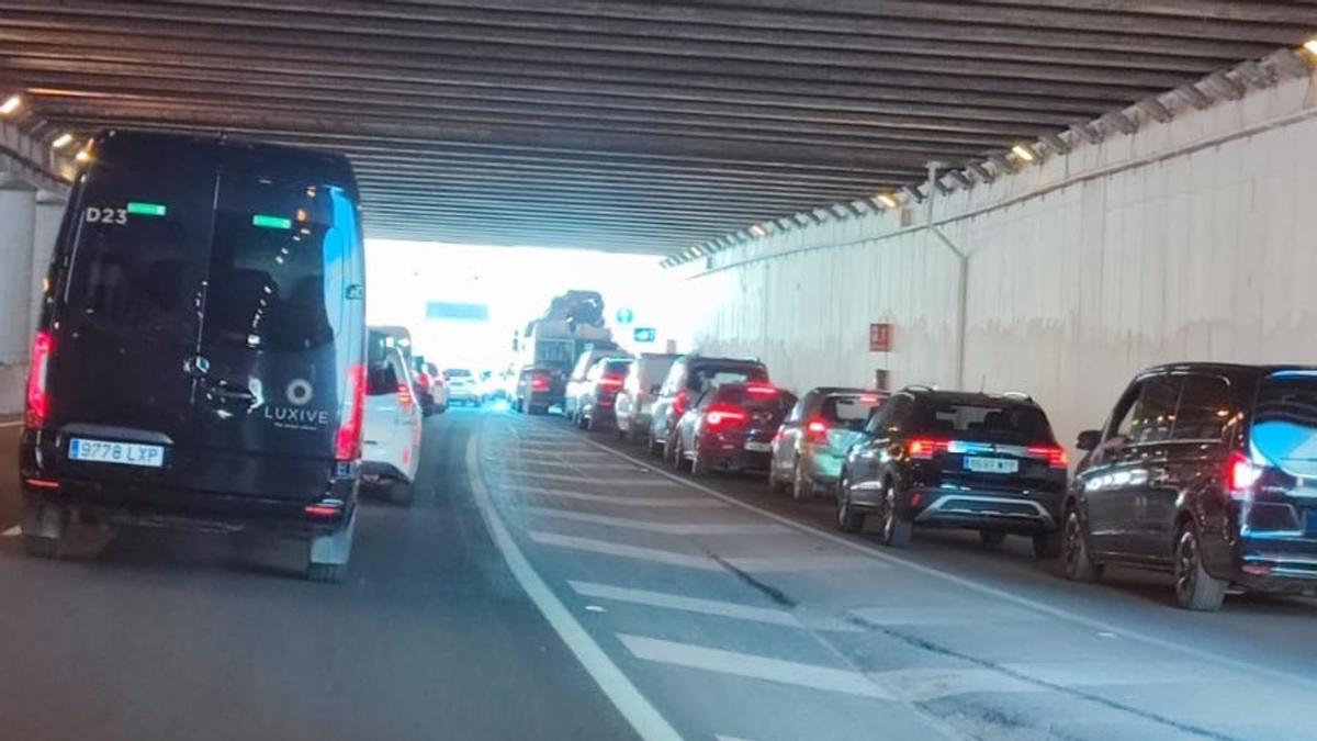 Imagen de archivo de un atasco en la autovía del aeropuerto