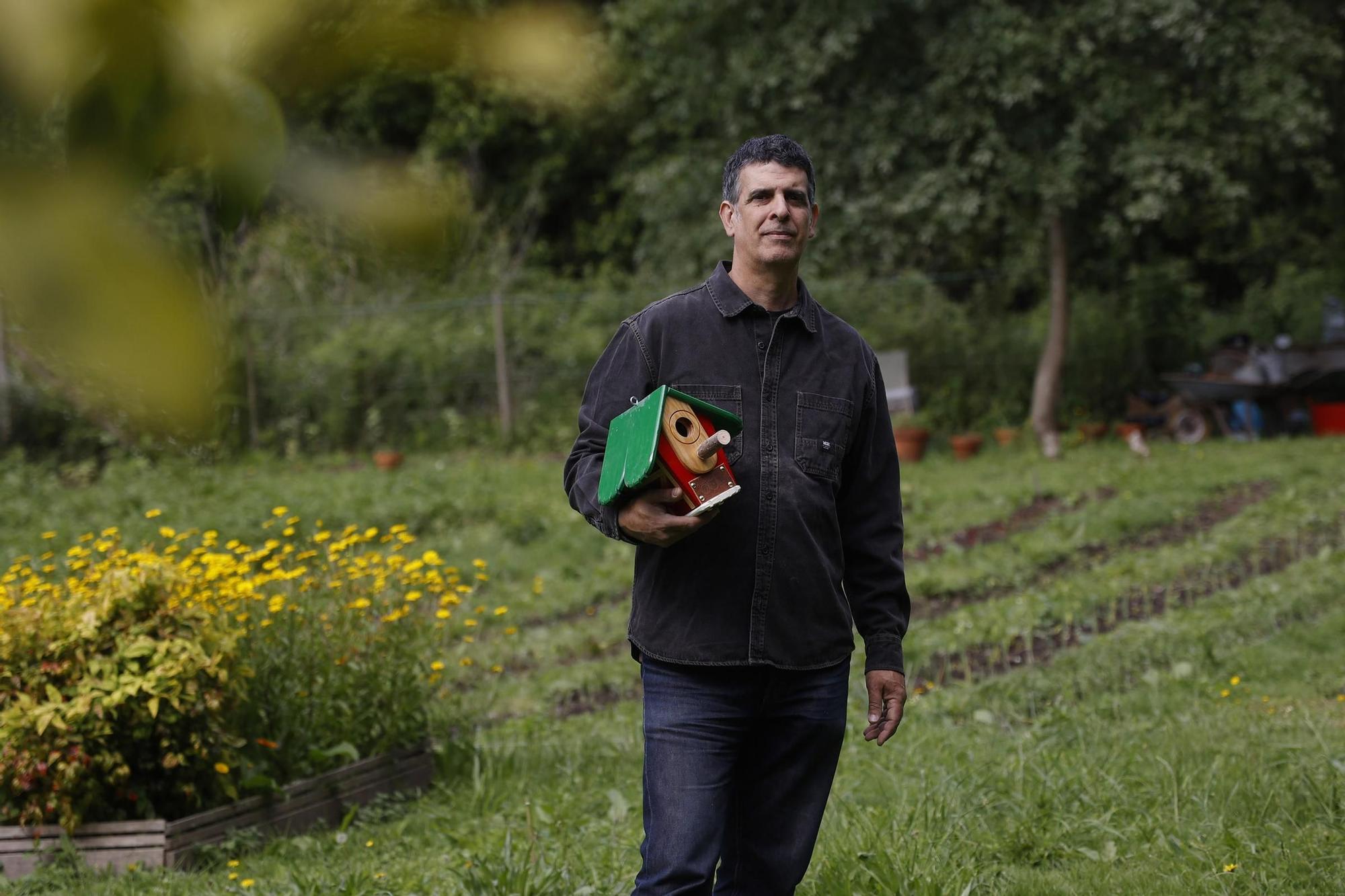 Luis Portabales en su refugio creativo rodeado de bosque con una de las casas-nido que elabora.jpg
