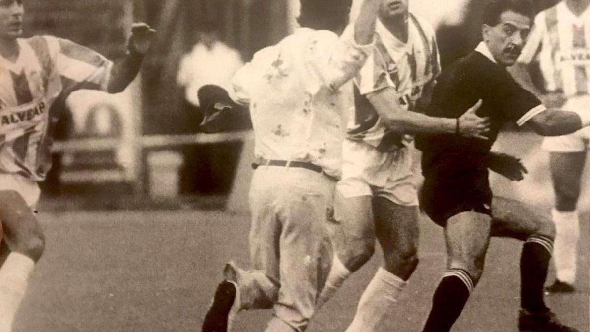 Salinas Romero huye de un aficionado del Córdoba CF en El Arcángel.