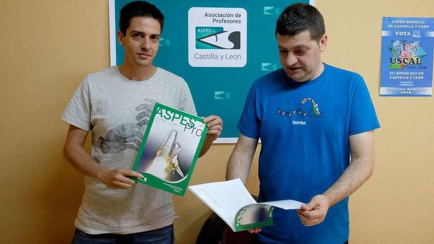 Miguel Álvarez (izquierda) y su compañero Cándido Ruiz, durante la presentación de la revista.