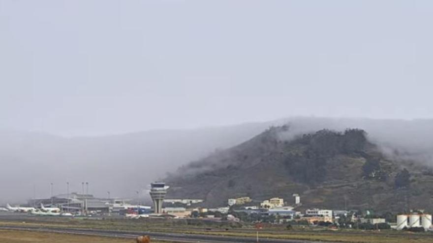 La niebla provoca desvíos y retrasos en el aeropuerto de Los Rodeos