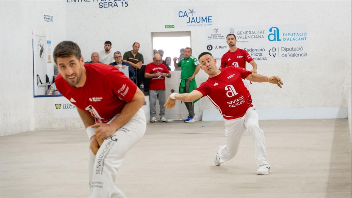 Jesús colpeja la vaqueta durant les semifinals, acompanyat de Giner i Carlos.
