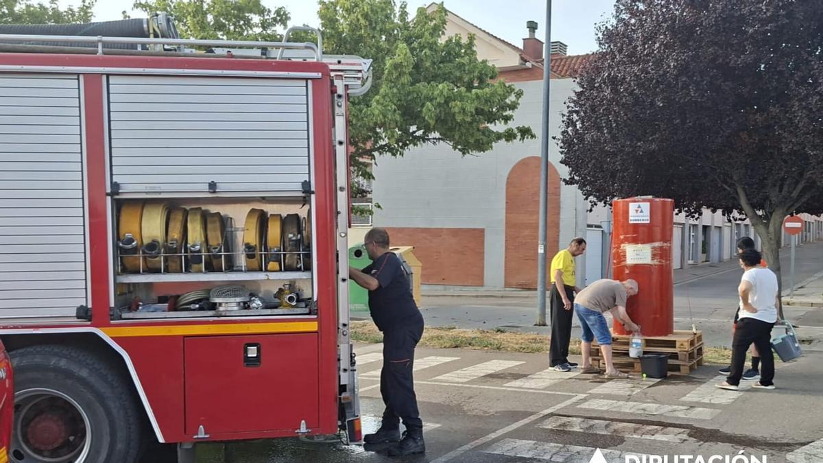 Bomberos de la DPZ instalan depósitos de agua en Tarazona.