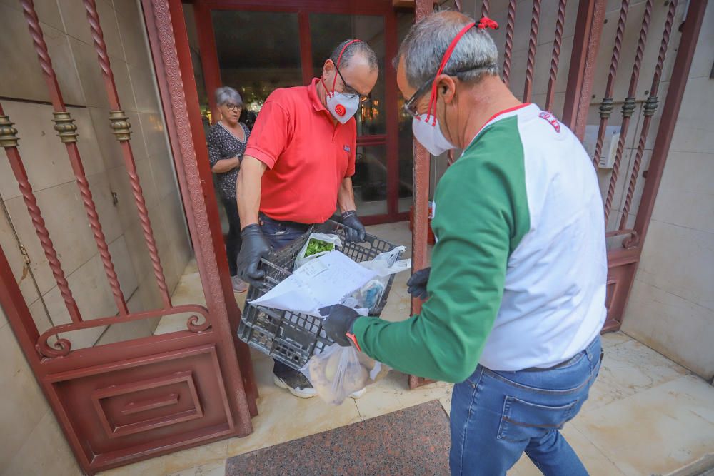 Agricultores y mercaderes venden a domicilio el género que cultivan y que compran tras la suspensión de la venta ambulante, que tiene previsto su reanudación desde el 30 de abril