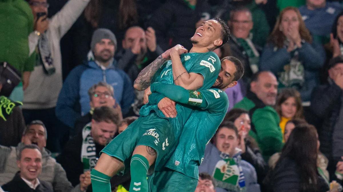 Antony e Isco, en una celebración de gol con el Real Betis