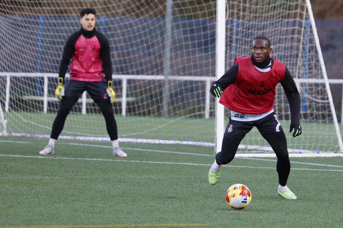 Eze durante un entrenamiento con el Avilés esta temporada.