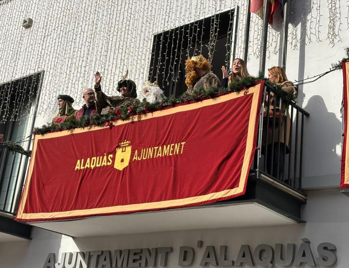 Los Reyes Magos saludan desde el balcón del Ayuntamiento de Alaquàs.