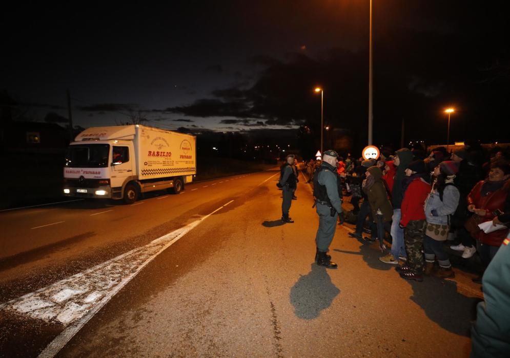 Decenas de huelguistas protagonizan cortes de carretera en el centro logístico de Alimerka