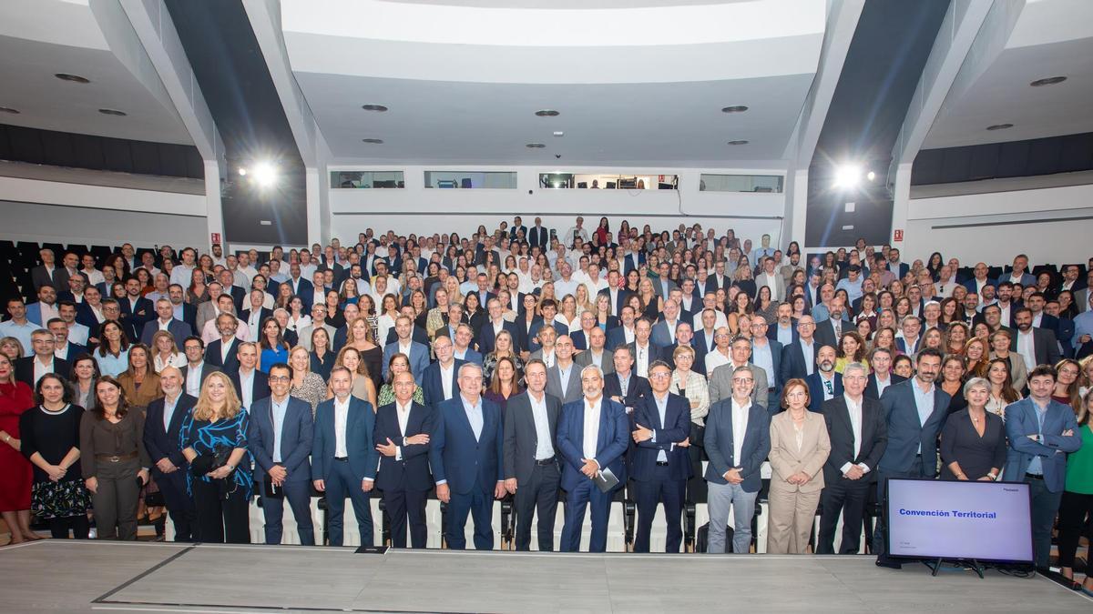 Directores territoriales del Banco Sabadell, posan para la foto de grupo.