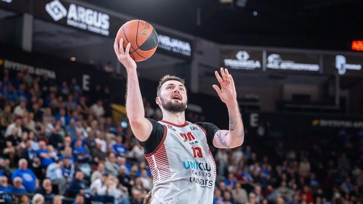 Uleckas entra a canasta en un partido con el Juventus Utenos.