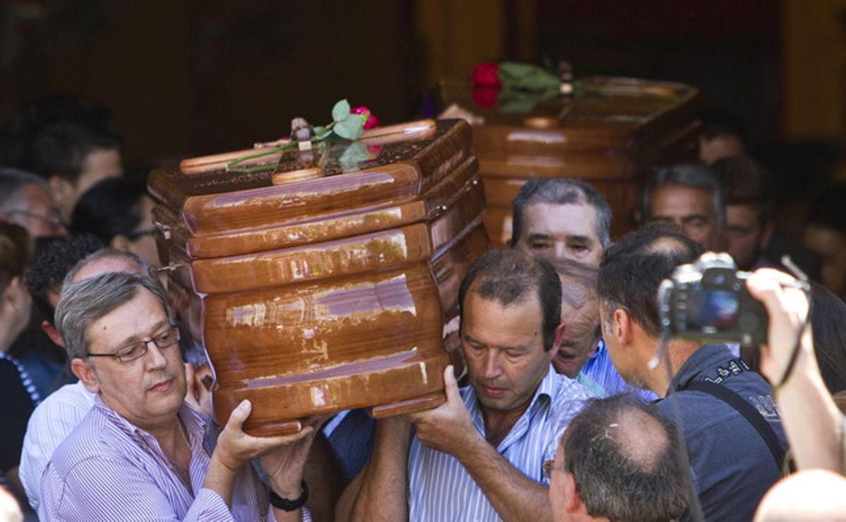 Els fèretres d’Antonio Reyes, professor de l’institut Sancti Petri, i la seva dona, Rosa Quijano, tots dos morts en l’accident ferroviari, surten de la Iglesia Mayor de San Pedro y San Pablo a San Fernando, Cadis. Els fèretres d’Antonio Reyes, professor de l’institut Sancti Petri, i la seva dona, Rosa Quijano, tots dos morts en l’accident ferroviari, surten de la Iglesia Mayor de San Pedro y San Pablo a San Fernando, Cadis.