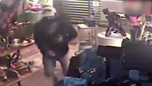 A presó un lladre després de caure d’un fals sostre a Barcelona