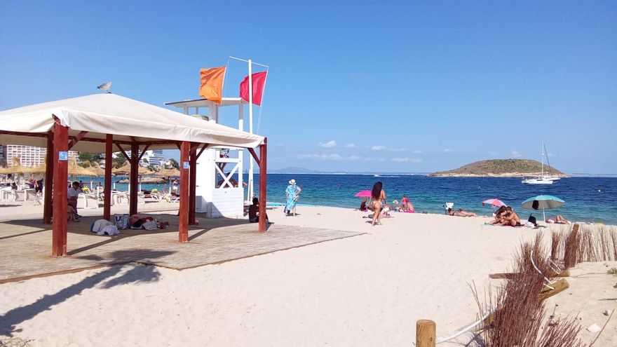 Prohíben el baño en la playa de Magaluf y Cala Vinyes por un vertido causado por las últimas lluvias
