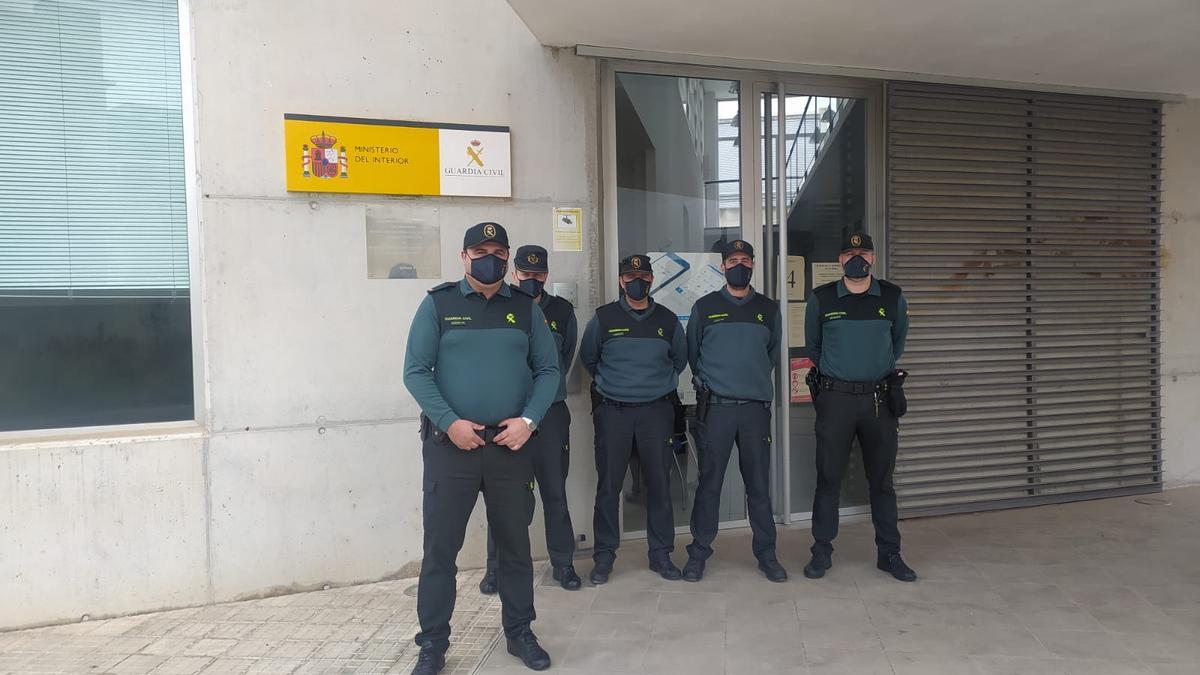 El cabo Cifre, jefe del Equipo Roca, en el exterior del cuartel de la Guardia Civil de sa Pobla