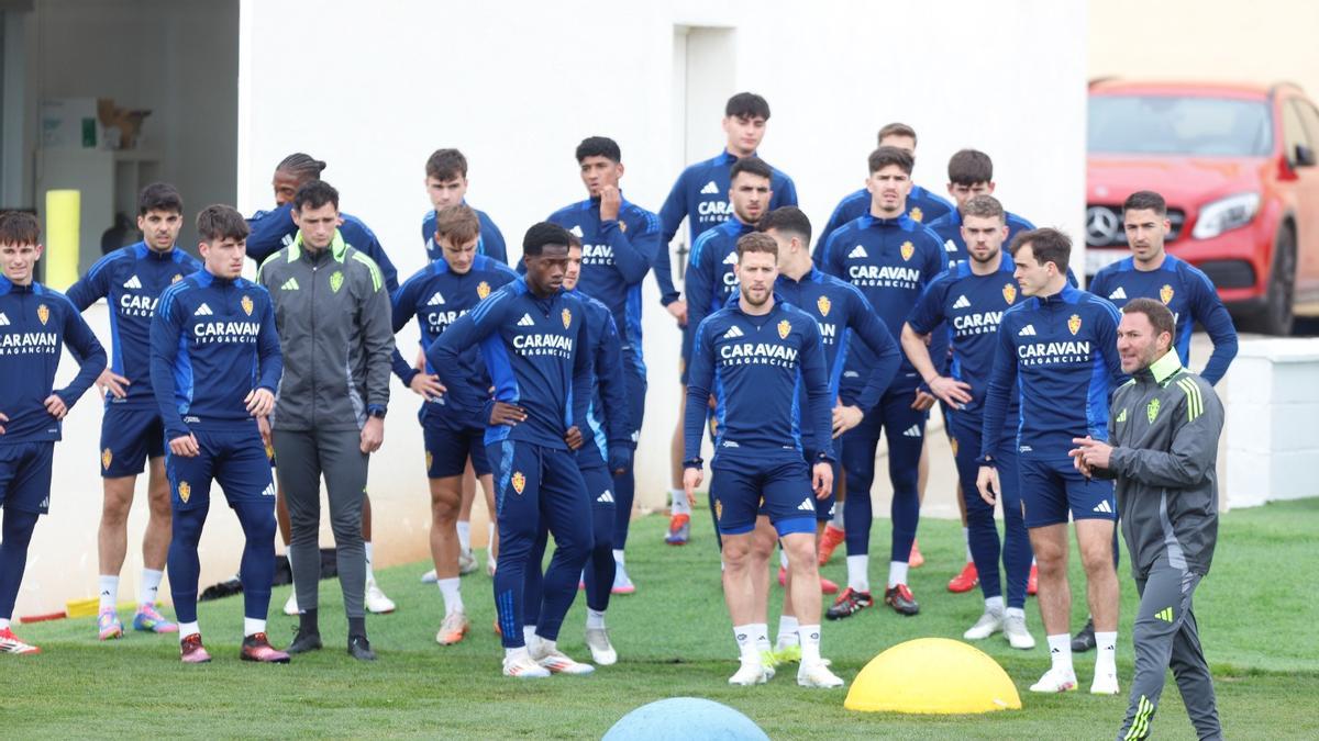 Los futbolistas del Real Zaragoza, durante un entrenamiento