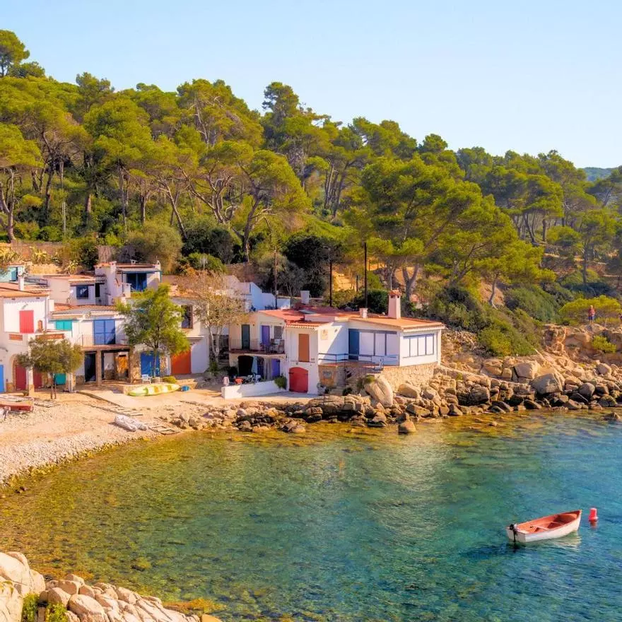 El pueblo de la Costa Brava donde Truman Capote escribió 'A sangre fría': "El agua es tan clara y azul como el ojo de una sirena"
