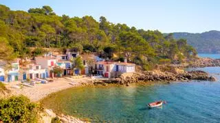 El pueblo de la Costa Brava donde Truman Capote escribió 'A sangre fría': "El agua es tan clara y azul como el ojo de una sirena"