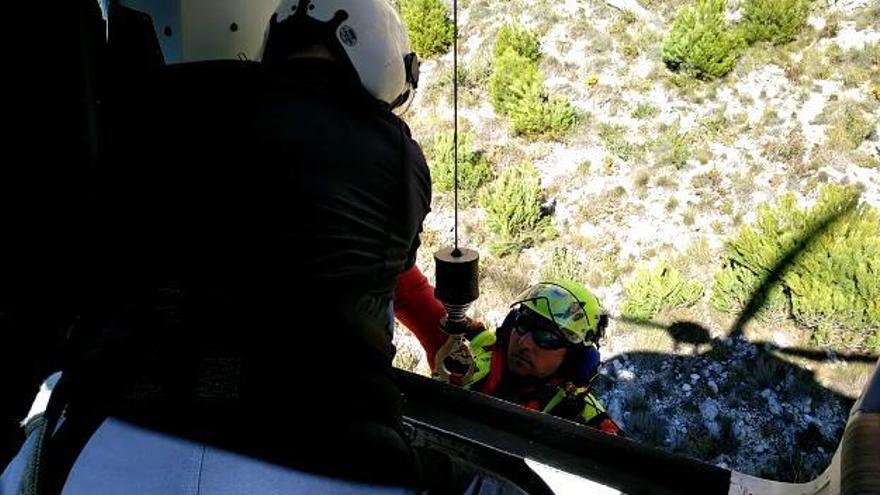 Rescatan a un parapentista tras caer junto al Mondúver