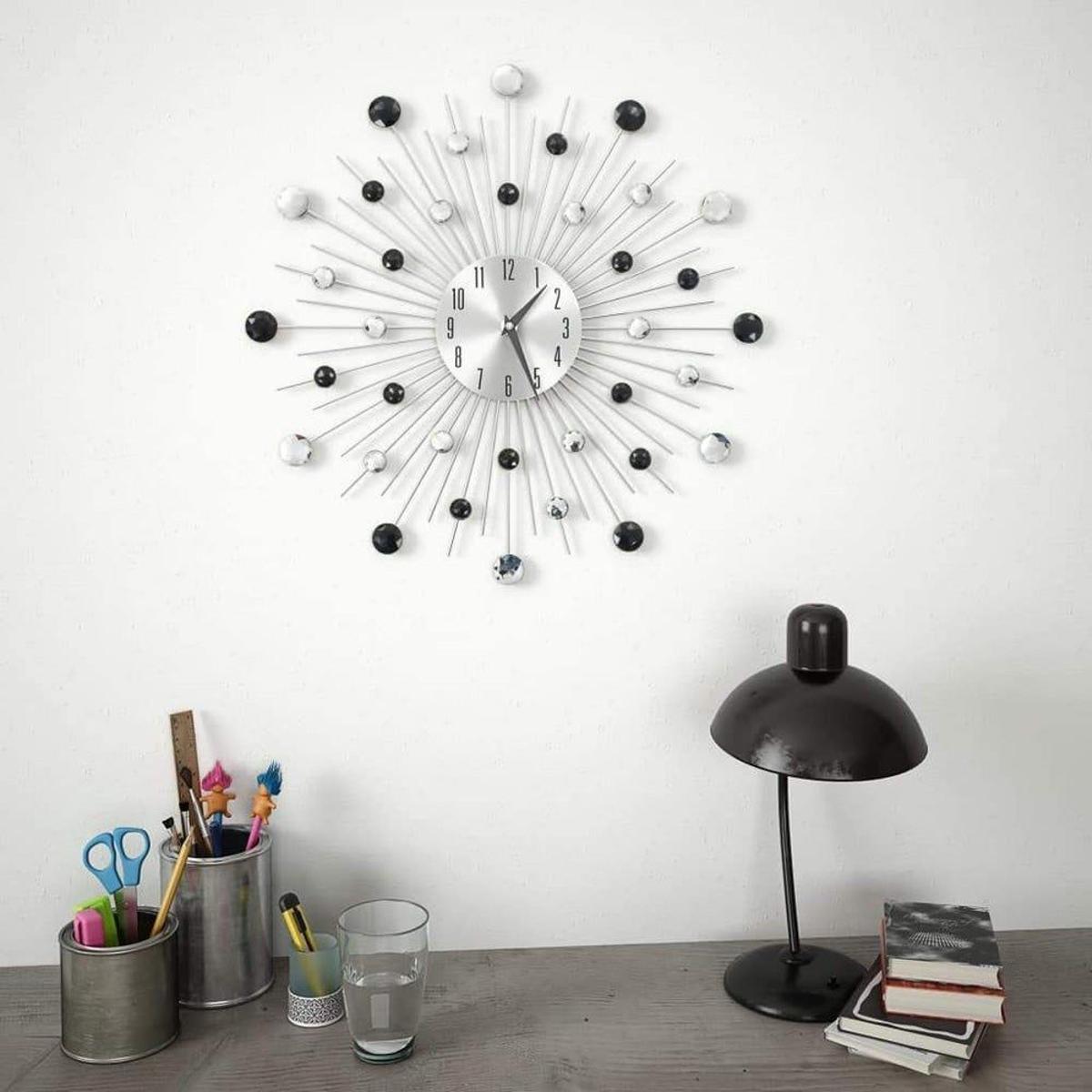 Reloj de pared con diseño de rayos plateados y negros (Precio: 19,00 euros)