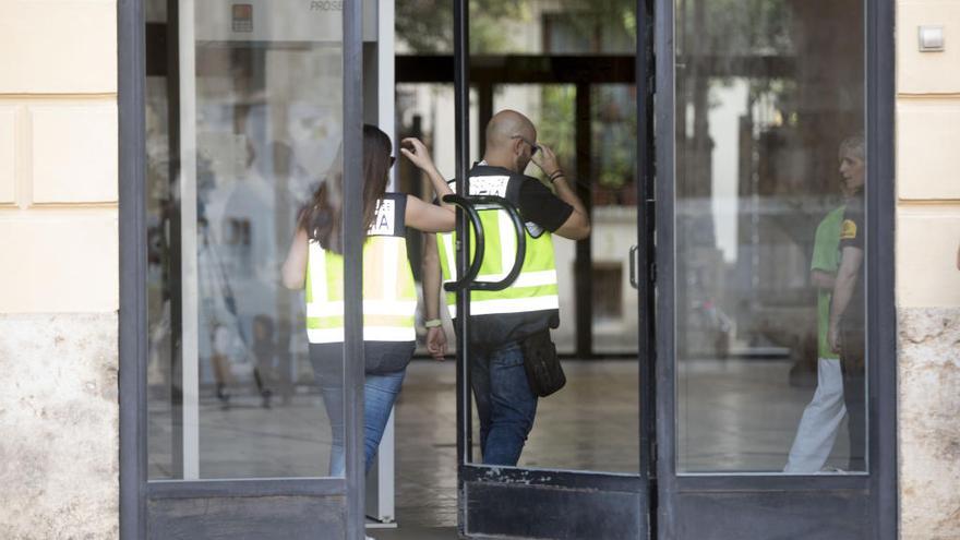 La policía, durante el registro en la sede de la Diputación de València.