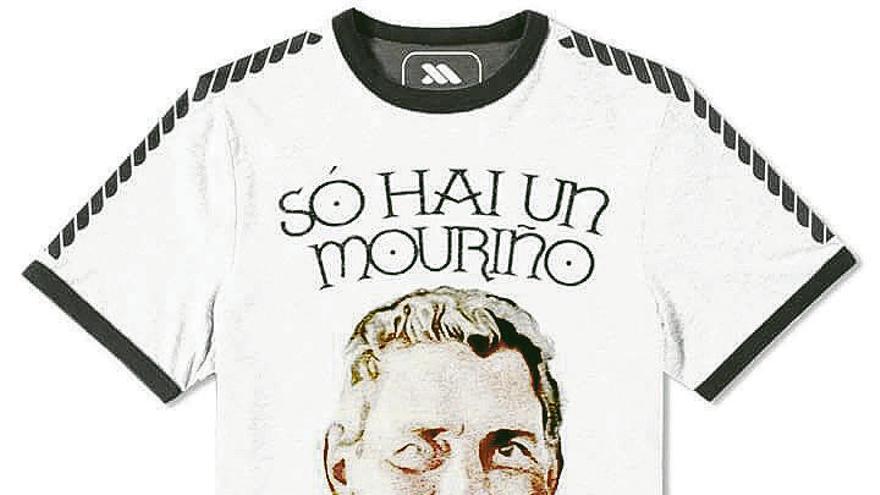 Camisetas con el cántico de Mouriño | El cántico, que había nacido en los días dulces del ascenso, se repitió durante la única visita de José Mourinho a Balaídos como entrenador del Real Madrid. &quot;Solo hay un Mouriño y no es portugués&quot;, cantó Balaídos. No es el único que ha jugado con la coincidencia de apellidos. &quot;No hablo del presidente del Celta&quot;, bromeó Sergio Ramos para eludir una controversia con el técnico, que ya había regresado al Chelsea. Ahora Mouriño y Mourinho cruzan sus caminos y por la red se difunde el diseño de una camiseta con el lema.