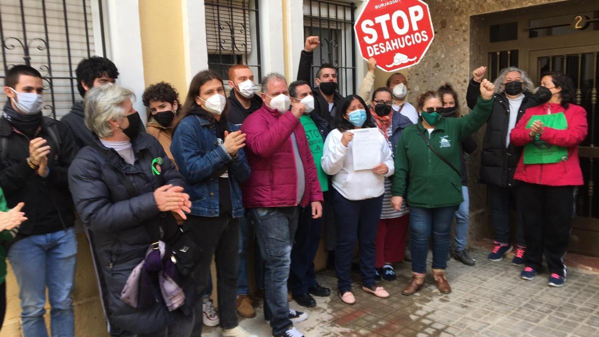 Activistas de la PAH paralizan el desahucio de Lucilda