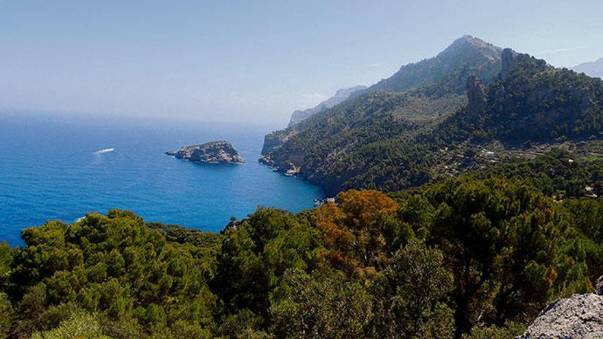 Aussicht beim Torre Picada auf das Eiland s&#039;Illeta und den Puig de Bàlitx (re.).