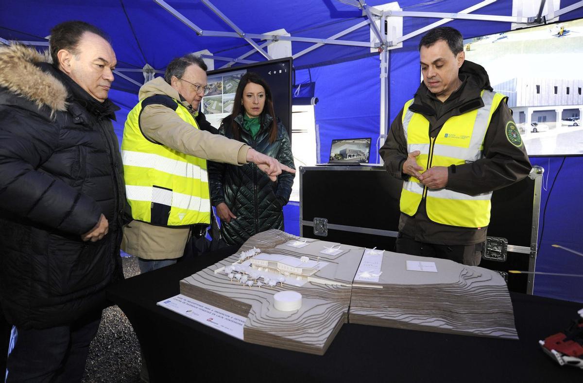 Crespo y Gómez observan la maqueta del proyecto durante su visita de ayer a la obras. | BERNABÉ/JAVIER LALÍN