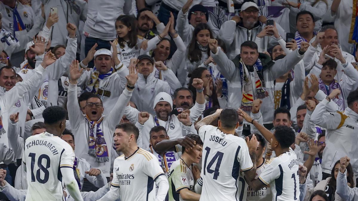 Los jugadores del Real Madrid celebran con su afición el gol ganador de Rüdiger.