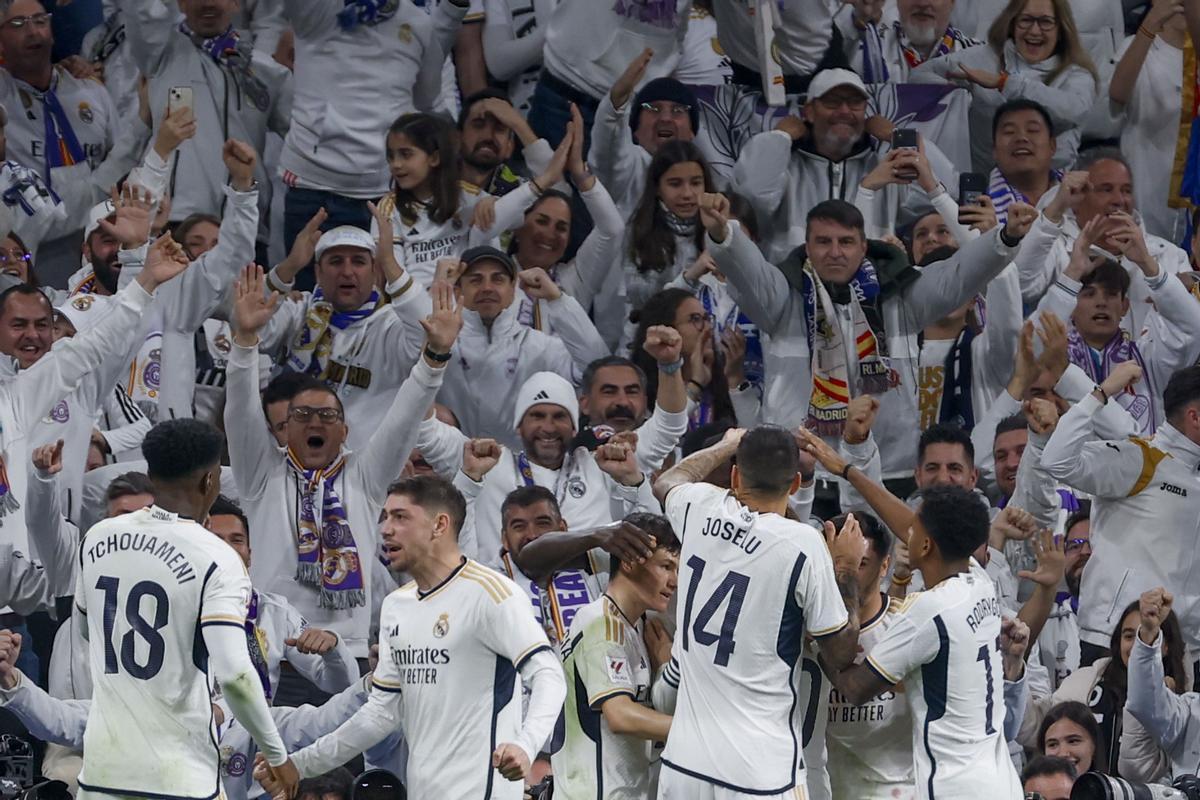 Los jugadores del Real Madrid celebran con su afición el gol ganador de Rüdiger.