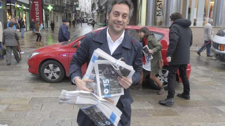 Xulio Ferreiro, durante la pasada campaña electoral, con ejemplares de la publicación que recogía el programa de Marea Atlántica.