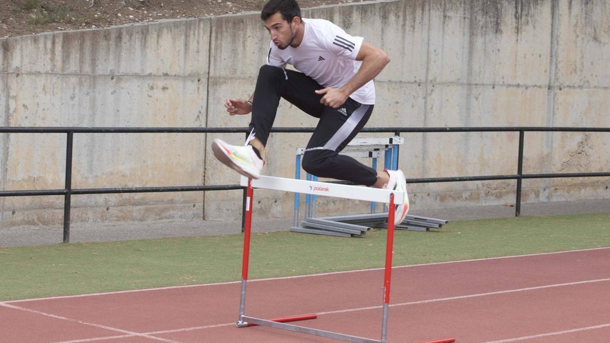 Quique Llopis, en un entrenamiento en la pista de atletismo de Gandia